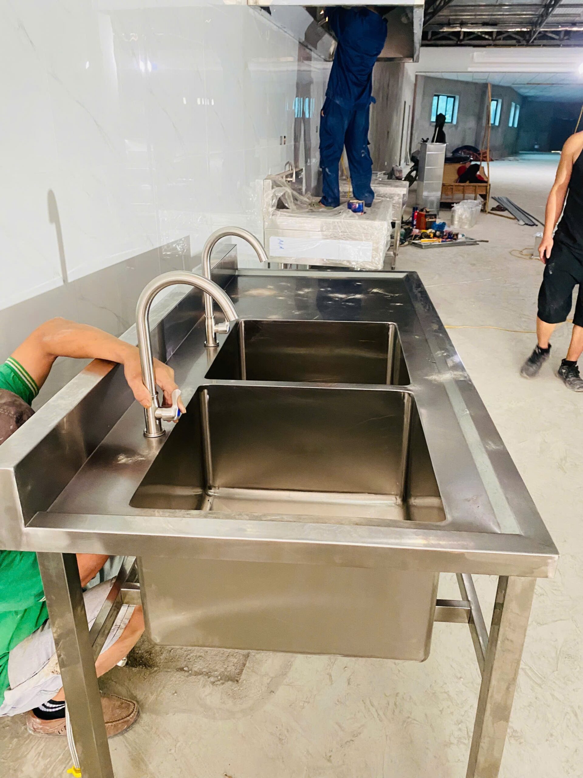 Chậu rửa công nghiệp 3 hố có giá dưới