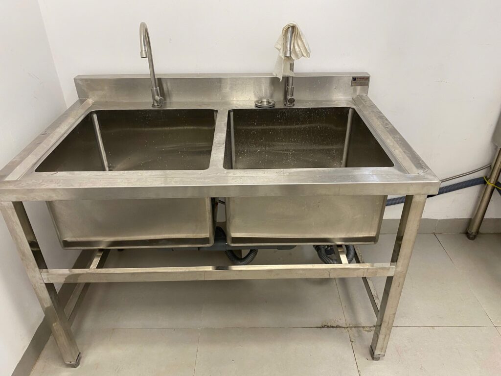 Chậu rửa công nghiệp 2 hố có giá dưới