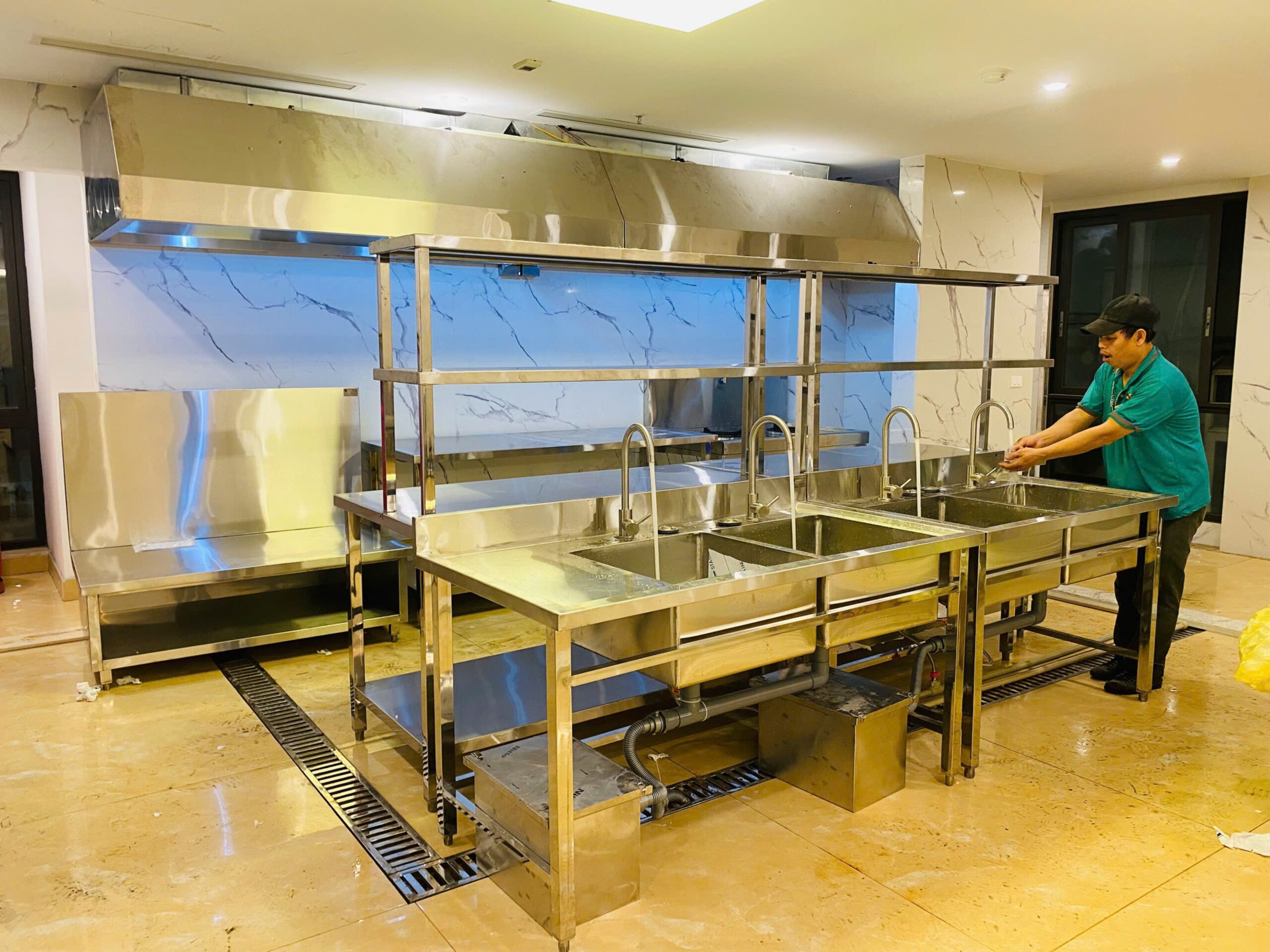 Chậu rửa công nghiệp 3 hố có giá dưới